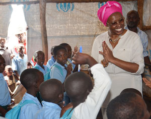 Marguerite Barankitse souriant à un groupe de jeunes écoliers Burundais dans le camp de réfugiés Mahama au Rwanda